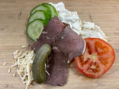 Billede af 2 skiver roastbeef m. kartoffelsalat